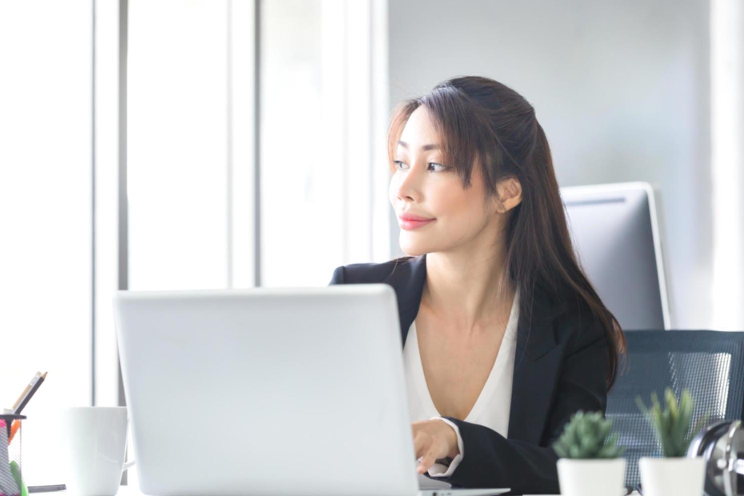 Panel de análisis SEO con métricas de tráfico orgánico