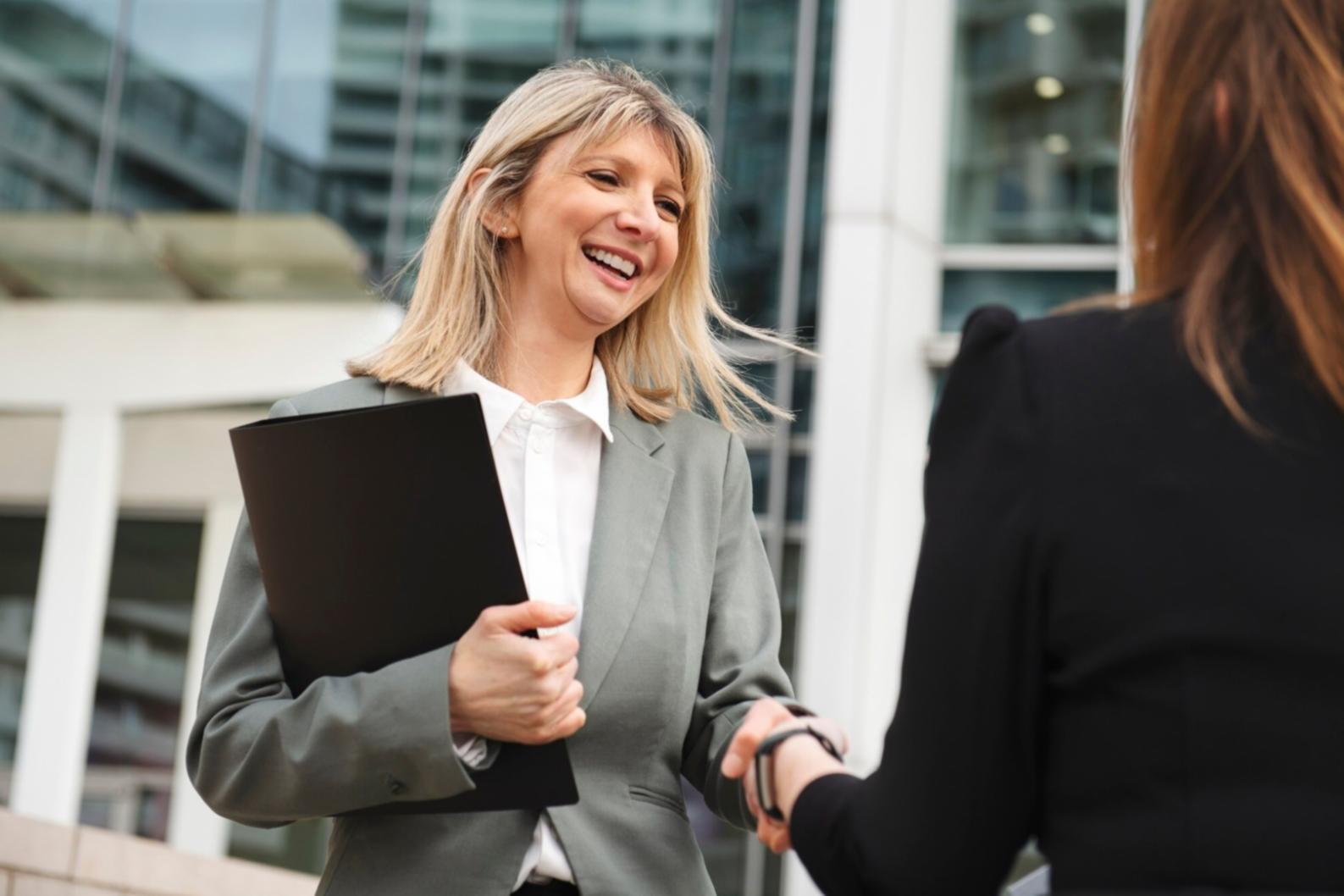 Participante trabajando en análisis de keywords durante una sesión práctica